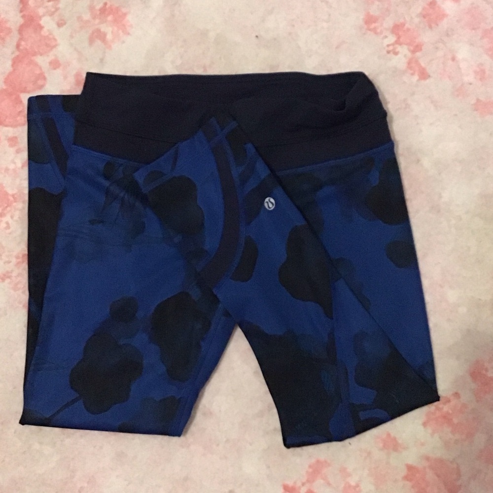 lululemon athletica Women's Navy and Black capri